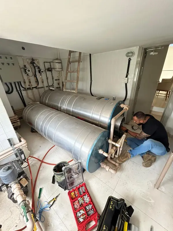 Manutenção boilers em casa de máquinas - Falcon Aquecedores