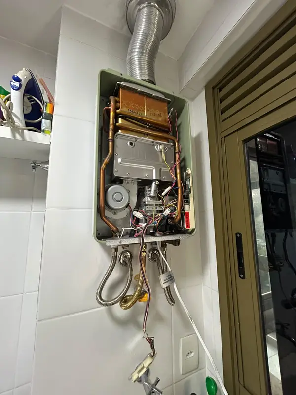 Conserto aquecedor a gás aberto - Falcon Aquecedores