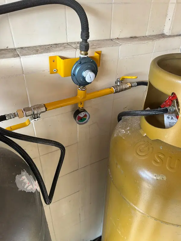 Instalação central de gás GLP com regulador - Falcon Aquecedores