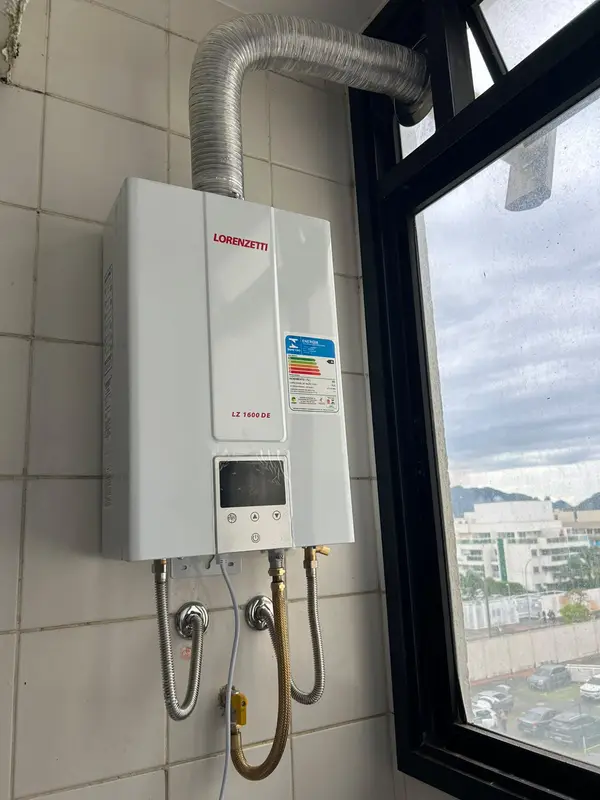 Instalação aquecedor Lorenzetti digital com chaminé - Falcon Aquecedores