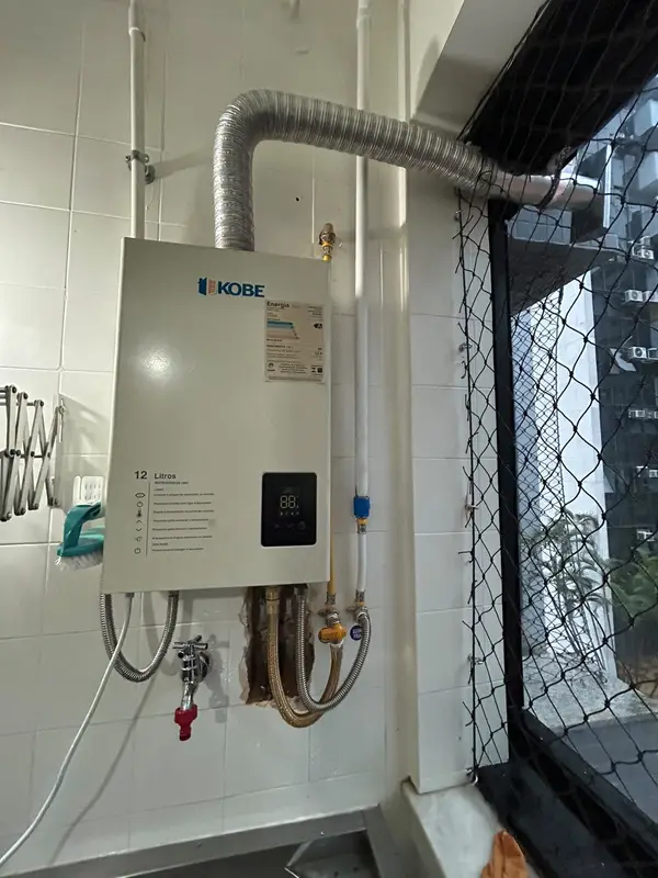 Adequação da instalação do aquecedor a gás conforme as normas técnicas vigentes, visando garantir a segurança e o correto funcionamento do equipamento. - Falcon Aquecedores