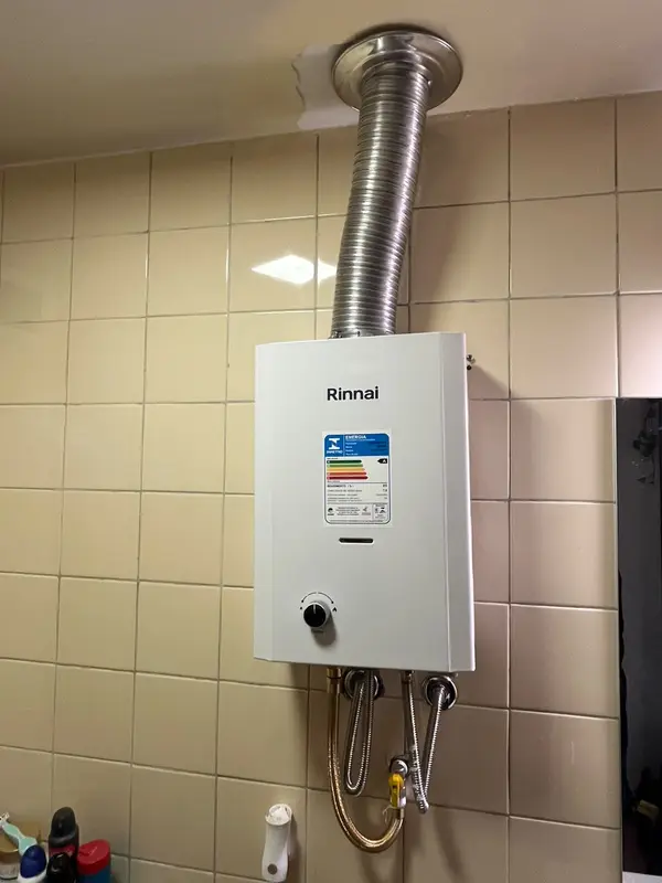 Instalação aquecedor Rinnai com duto de exaustão - Falcon Aquecedores
