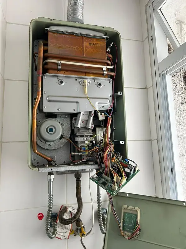 Manutenção corretiva em aquecedor digital - Falcon Aquecedores