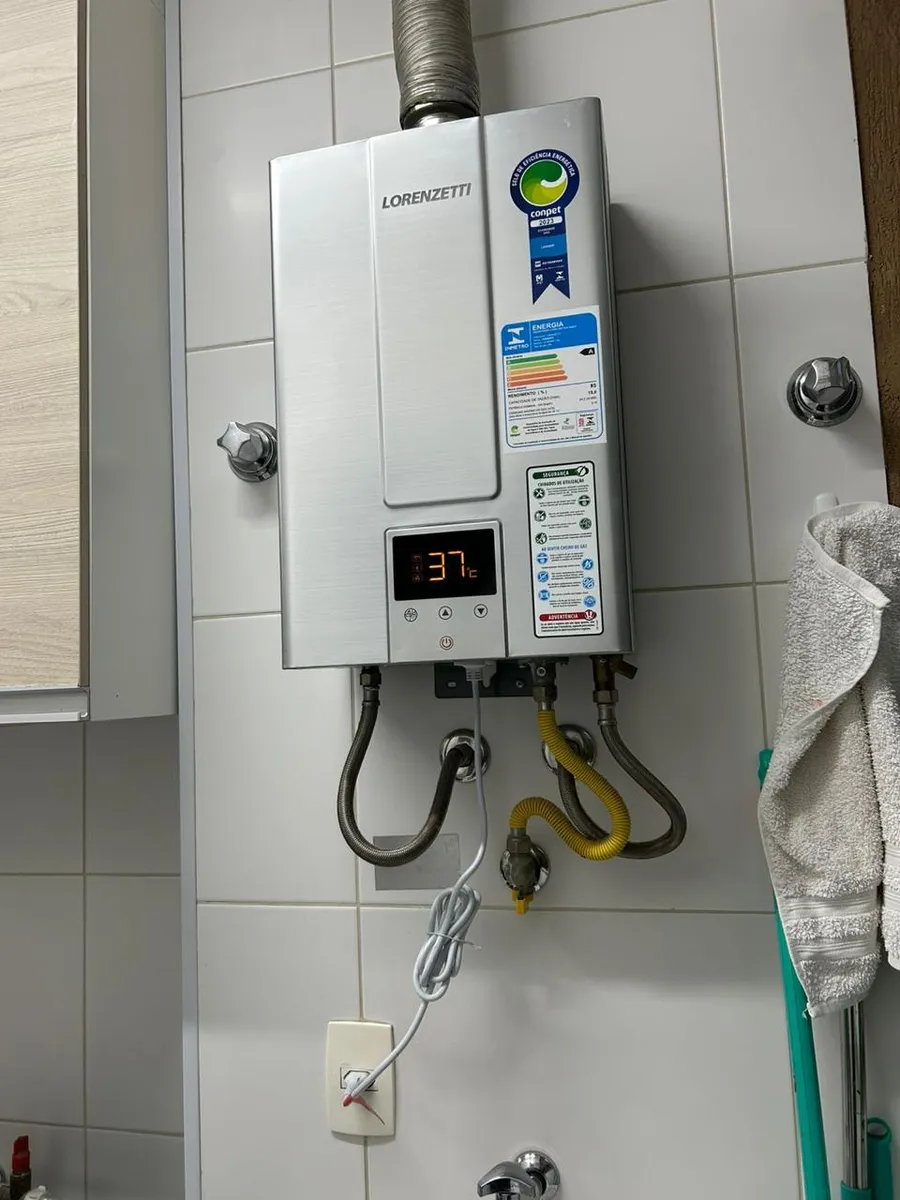 Aquecedor a gás Lorenzetti digital funcionando após manutenção preventiva