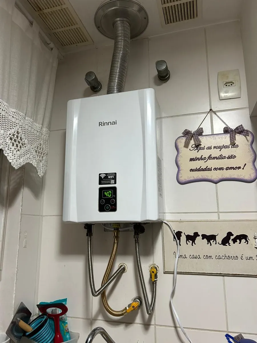 Aquecedor a gás Rinnai digital instalado com duto de exaustão