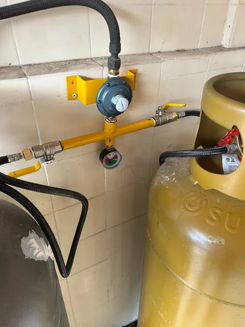 Central de gás GLP com regulador de pressão instalada pela Falcon Aquecedores