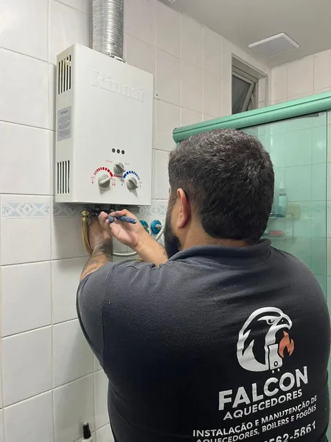 Técnico da Falcon Aquecedores fazendo conserto e manutenção de aquecedor a gás Rinnai