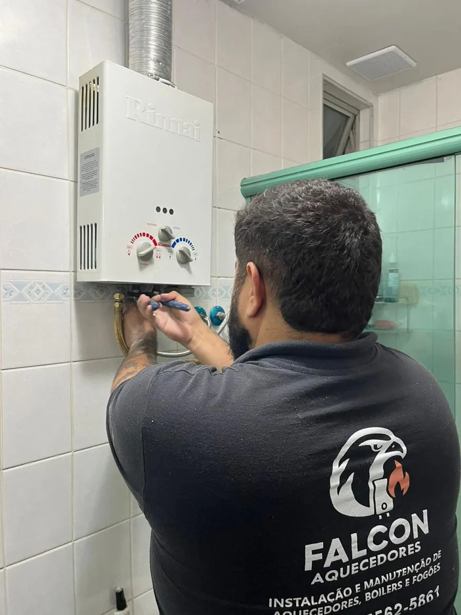 Técnico da Falcon Aquecedores consertando um aquecedor a gás