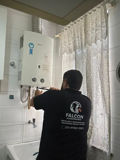 Técnico da Falcon Aquecedores verificando a tubulação de gás de um aquecedor
