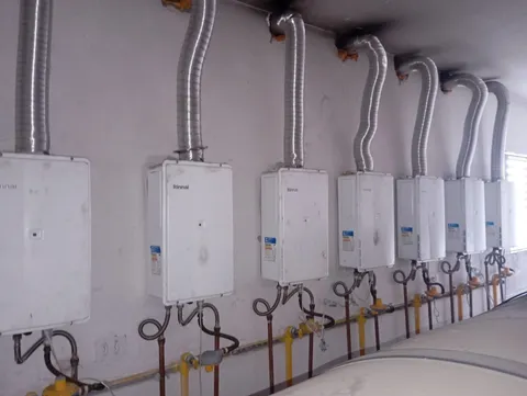Tubulação de gás e água construída para vários aquecedores Rinnai
