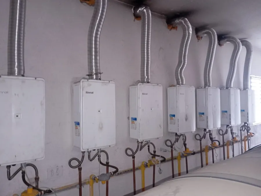 Tubulação de gás e água construída para vários aquecedores Rinnai